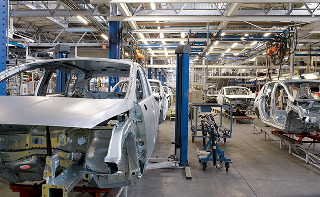 Eine Autofabrik, in der Fahrzeugrahmen montiert und bearbeitet werden.